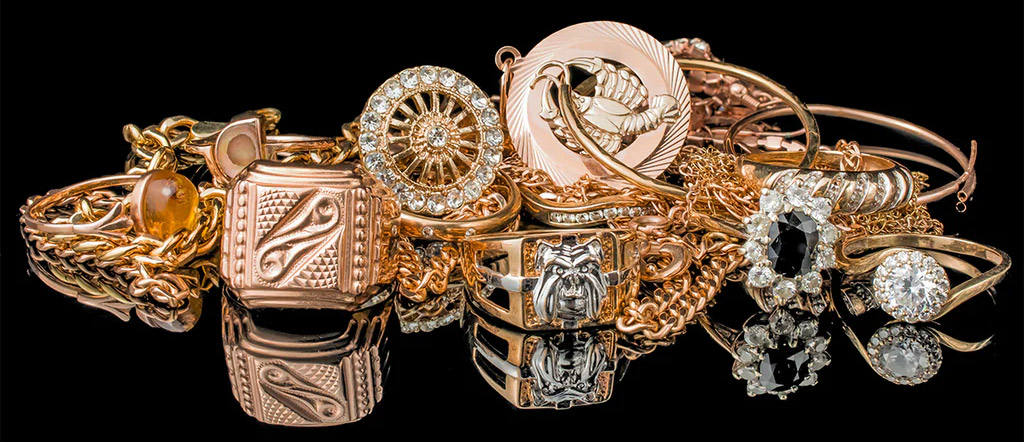 Professional gold buyer evaluating gold jewelry, coins and diamonds for customers in Roseville, California.